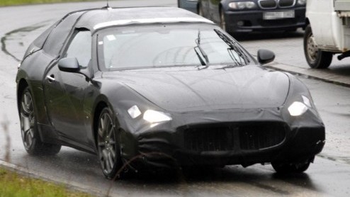 De komst van de Maserati Gran Turismo Spyder glipte eerder bijna tussen onze vingers. Deze nog te onthullen stijlvolle haardos-wapperaar rijdt momenteel testkilometers op op Duitse bodem. Verrassing: