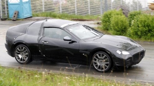 De komst van de Maserati Gran Turismo Spyder glipte eerder bijna tussen onze vingers. Deze nog te onthullen stijlvolle haardos-wapperaar rijdt momenteel testkilometers op op Duitse bodem. Verrassing: