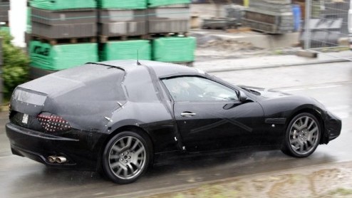 De komst van de Maserati Gran Turismo Spyder glipte eerder bijna tussen onze vingers. Deze nog te onthullen stijlvolle haardos-wapperaar rijdt momenteel testkilometers op op Duitse bodem. Verrassing: