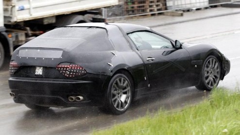 De komst van de Maserati Gran Turismo Spyder glipte eerder bijna tussen onze vingers. Deze nog te onthullen stijlvolle haardos-wapperaar rijdt momenteel testkilometers op op Duitse bodem. Verrassing: