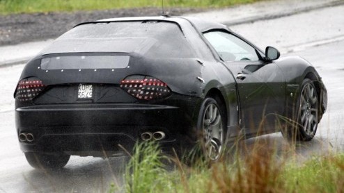 De komst van de Maserati Gran Turismo Spyder glipte eerder bijna tussen onze vingers. Deze nog te onthullen stijlvolle haardos-wapperaar rijdt momenteel testkilometers op op Duitse bodem. Verrassing: