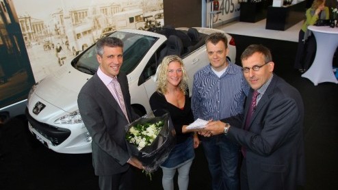 De eerste exemplaren van de nieuwe Peugeot 308 CC zijn inmiddels succesvol afgeleverd, nog voor de Nederlandse introductie op 21 mei. Het betreft een gelimiteerde serie Black&White Edition, die eind m