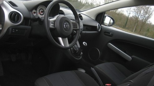 Een hot hatch is het nog niet, maar de Mazda2 1.5 GT-M is achter het stuur bijzonder vermakelijk. Zijn sportieve uitmonstering en pittige krachtbron komen goed tot hun recht, wel is de 2 net even kr
