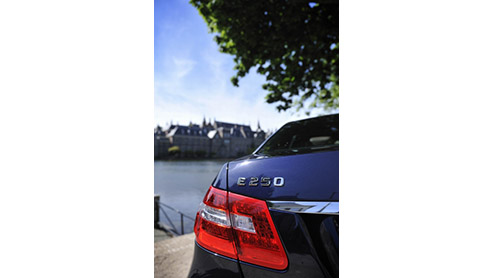 Hoewel een Skoda Superb voor menig minister ideaal vervoer is, is er altijd baas boven baas met iets Duits. Een BMW bijvoorbeeld, of een Mercedes. De nieuwe E-Klasse leent zich uitstekend voor comfort