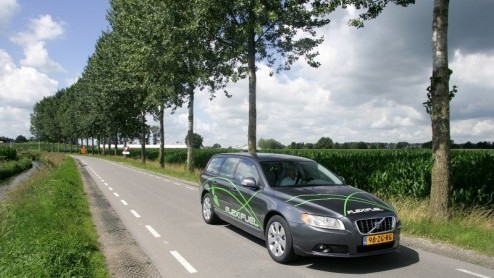 Volvo heeft de 2.5 liter turbomotor uit de V70 en S80 opgewaardeerd. De vijfcilinder, die door zijn FlexiFuel badge ook op bio-ethanol aan het werk kan, levert met 231 pk nu meer vermogen maar vraagt