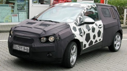 Chevrolet is druk doende een nieuwe Aveo te ontwikkelen. Eerder werd al een prototype gespot in de sneeuw, nu werden de grenzen verlegd naar de Nordschleife. Nog steeds zien we een hevig gecamoufleerd