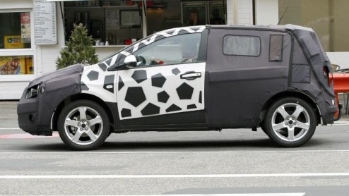 Chevrolet is druk doende een nieuwe Aveo te ontwikkelen. Eerder werd al een prototype gespot in de sneeuw, nu werden de grenzen verlegd naar de Nordschleife. Nog steeds zien we een hevig gecamoufleerd