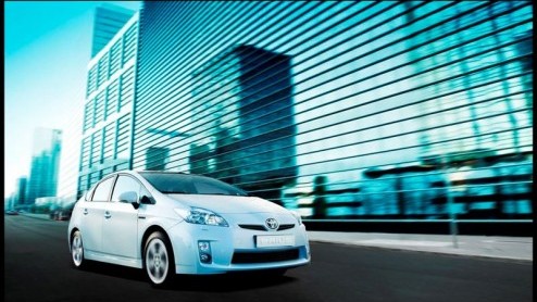 Toyota gaat weer een stap verder met hybridetechnologie. De Japanners starten een pilotproject met 150 plug-in hybrides op basis van de nieuwe Prius. Deze modellen kunnen via het stopcontact worden op