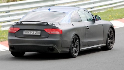 Goed nieuws voor echte petrolheads. Er is duidelijkheid rondom de motorisering van de Audi RS5. Geen geblazen V6 zoals in de S5 Cabriolet maar 'gewoon' een pittige atmosferische 4.2 V8 met 450 pk, mel