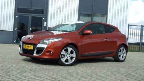 Renault heeft de laatste jaren niet echt spetterende modellen op de markt gebracht. Op de een of andere manier is de fabrikant op de vingers getikt en dat leidt nu onder meer tot een model als de Mga