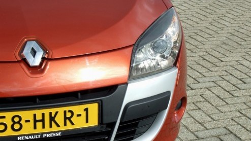 Renault heeft de laatste jaren niet echt spetterende modellen op de markt gebracht. Op de een of andere manier is de fabrikant op de vingers getikt en dat leidt nu onder meer tot een model als de Mga