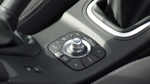 Renault heeft de laatste jaren niet echt spetterende modellen op de markt gebracht. Op de een of andere manier is de fabrikant op de vingers getikt en dat leidt nu onder meer tot een model als de Mga