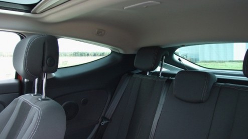 Renault heeft de laatste jaren niet echt spetterende modellen op de markt gebracht. Op de een of andere manier is de fabrikant op de vingers getikt en dat leidt nu onder meer tot een model als de Mga
