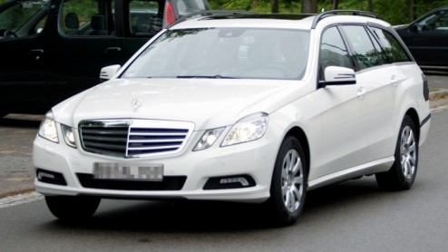 Een grote verrassing zal de Mercedes-Benz E-Klasse Estate niet zijn. Daarom zijn we niet verbaasd dat Das Haus de gezinsverpakking van de E vrijwel ongecamoufleerd rond laat rijden, tot de introduct