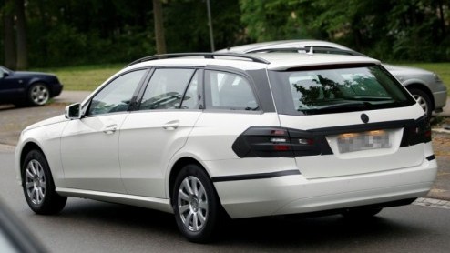 Een grote verrassing zal de Mercedes-Benz E-Klasse Estate niet zijn. Daarom zijn we niet verbaasd dat Das Haus de gezinsverpakking van de E vrijwel ongecamoufleerd rond laat rijden, tot de introduct