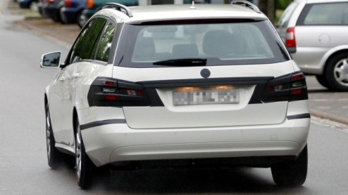 Een grote verrassing zal de Mercedes-Benz E-Klasse Estate niet zijn. Daarom zijn we niet verbaasd dat Das Haus de gezinsverpakking van de E vrijwel ongecamoufleerd rond laat rijden, tot de introduct