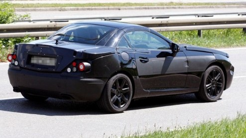 Dit zijn de eerste beelden van de nieuwe generatie Mercedes-Benz SLK-Klasse. De sportieve roadster van het merk loopt in huidige gedaante  ondanks een facelift- alweer mee sinds. Zodoende wordt in th