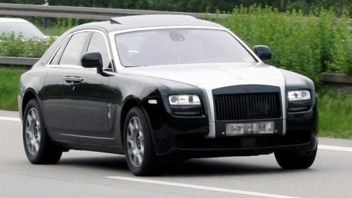 Tsja, waarom zou je nog moeite doen om de nieuwe Rolls-Royce Ghost incognito door het verkeer te laten sluizen? Dat gaat nooit lukken! Duidelijk wordt dat het productiemodel vrijwel identiek is aan de