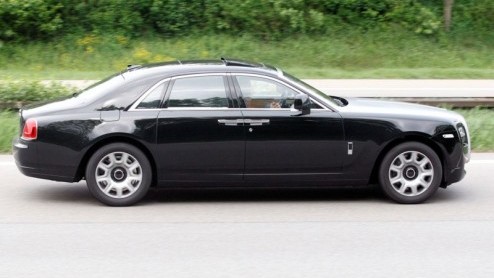Tsja, waarom zou je nog moeite doen om de nieuwe Rolls-Royce Ghost incognito door het verkeer te laten sluizen? Dat gaat nooit lukken! Duidelijk wordt dat het productiemodel vrijwel identiek is aan de