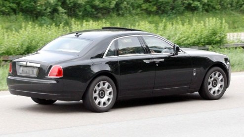 Tsja, waarom zou je nog moeite doen om de nieuwe Rolls-Royce Ghost incognito door het verkeer te laten sluizen? Dat gaat nooit lukken! Duidelijk wordt dat het productiemodel vrijwel identiek is aan de