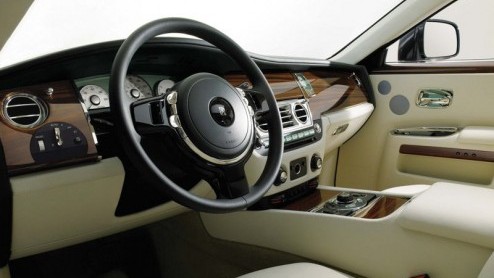 Tsja, waarom zou je nog moeite doen om de nieuwe Rolls-Royce Ghost incognito door het verkeer te laten sluizen? Dat gaat nooit lukken! Duidelijk wordt dat het productiemodel vrijwel identiek is aan de