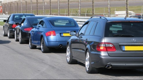 Stel, je hebt een sportieve auto met de nodige pit en je wilt graag op een verantwoorde manier je stuurmanskunsten naar een hoger peil tillen. Waar kan dat nou beter dan op het circuit van Zandvoort?