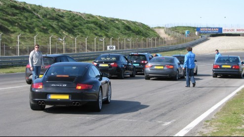 Stel, je hebt een sportieve auto met de nodige pit en je wilt graag op een verantwoorde manier je stuurmanskunsten naar een hoger peil tillen. Waar kan dat nou beter dan op het circuit van Zandvoort?