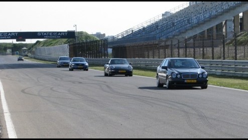 Stel, je hebt een sportieve auto met de nodige pit en je wilt graag op een verantwoorde manier je stuurmanskunsten naar een hoger peil tillen. Waar kan dat nou beter dan op het circuit van Zandvoort?