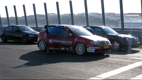 Stel, je hebt een sportieve auto met de nodige pit en je wilt graag op een verantwoorde manier je stuurmanskunsten naar een hoger peil tillen. Waar kan dat nou beter dan op het circuit van Zandvoort?