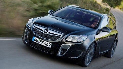 Opel toont nieuwe beelden van de Insignia OPC Sports Tourer, die in de herfst bij de dealer verschijnt. Het sportieve topmodel wordt namelijk ook in gezinsverpakking leverbaar. Zoals het een serieus s