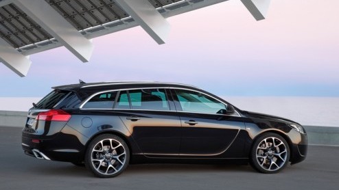 Opel toont nieuwe beelden van de Insignia OPC Sports Tourer, die in de herfst bij de dealer verschijnt. Het sportieve topmodel wordt namelijk ook in gezinsverpakking leverbaar. Zoals het een serieus s