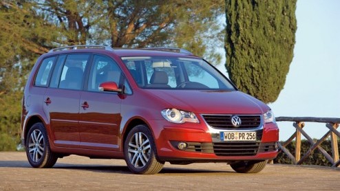 Autos krijgen tegenwoordig al na een jaar of drie een opknapbeurt, doorgaans facelift genoemd. De Volkswagen Touran was daarvoor aan de beurt en Europas grootste autobouwer heeft er niet mr aan