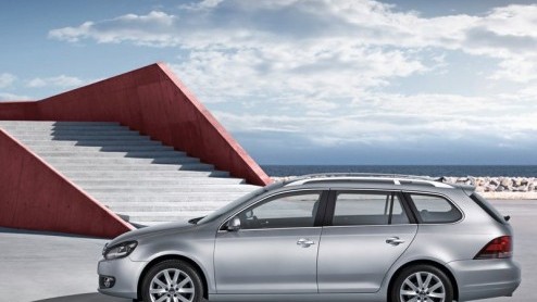 Nu de Volkswagen Golf VI al bij de dealer staat, kunnen zijn directe afstammelingen zoals de Golf Plus en Golf Variant niet achterblijven. Die laatste is nu opgefrist, met een nieuwe neus, een ander i