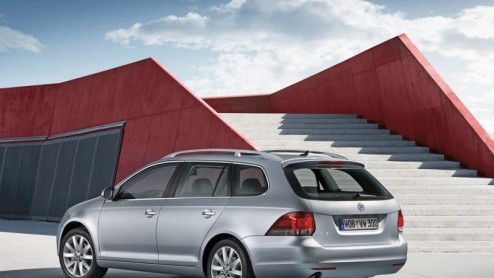 Nu de Volkswagen Golf VI al bij de dealer staat, kunnen zijn directe afstammelingen zoals de Golf Plus en Golf Variant niet achterblijven. Die laatste is nu opgefrist, met een nieuwe neus, een ander i