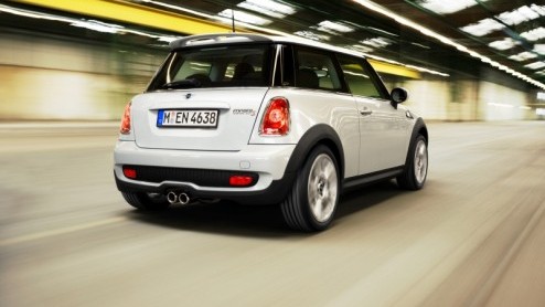 Mini bestaat vijftig jaar en dat moet natuurlijk uitgebreid gevierd worden. Het merk trakteert op twee speciale modellen die precies een jaar op de markt verkrijgbaar zullen zijn; de de MINI 50 Mayfai