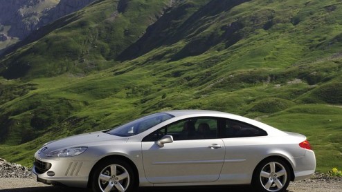 Hij ziet er slanker en sportiever uit dan de sedan en de combi waarvan hij is afgeleid, maar in werkelijkheid is de Peugeot 407 Coup groter en zelfs nog een tikje zwaarder. Daarom is de instapversie 