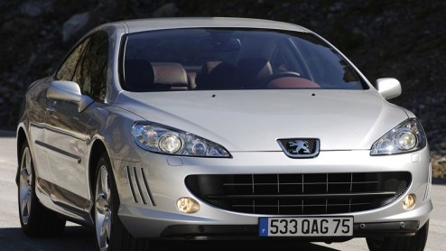 Hij ziet er slanker en sportiever uit dan de sedan en de combi waarvan hij is afgeleid, maar in werkelijkheid is de Peugeot 407 Coup groter en zelfs nog een tikje zwaarder. Daarom is de instapversie 
