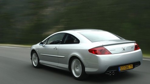 Hij ziet er slanker en sportiever uit dan de sedan en de combi waarvan hij is afgeleid, maar in werkelijkheid is de Peugeot 407 Coup groter en zelfs nog een tikje zwaarder. Daarom is de instapversie 