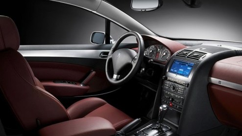 Hij ziet er slanker en sportiever uit dan de sedan en de combi waarvan hij is afgeleid, maar in werkelijkheid is de Peugeot 407 Coup groter en zelfs nog een tikje zwaarder. Daarom is de instapversie 