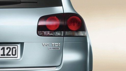 Volkswagen is flink op dreef met BlueMotion-modellen. Nu blijkt dat ook de Touareg kan gaan rekenen op een zuinigheidsbehandeling. De drieliter diesel verbruikt daardoor 10% minder dan voorheen. Dus w