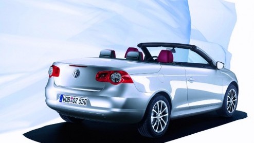 Volkswagen zet de Eos in een sportief daglicht. De coupe-cabriolet kan (nog) niet rekenen op een nieuwe Golf VI neus maar zijn makers hebben wel een subtiele bodykit ontwikkeld.