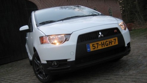 Bij Mitsubishi kunnen sportieve rijders al jaren terecht bij de Lancer Evolution. Sinds kort is ook de vernieuwde Colt in gespierd outfit verkrijgbaar, maar dan onder de noemer Ralliart. Welke naam he