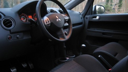 Bij Mitsubishi kunnen sportieve rijders al jaren terecht bij de Lancer Evolution. Sinds kort is ook de vernieuwde Colt in gespierd outfit verkrijgbaar, maar dan onder de noemer Ralliart. Welke naam he