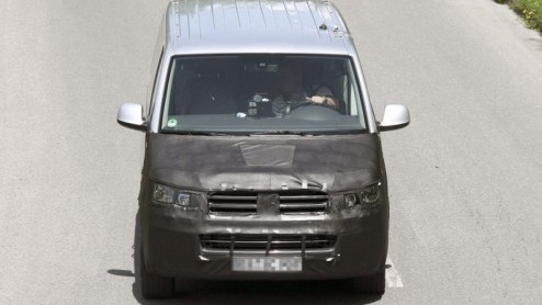 Het schoolvoorbeeld van aannemersvervoer, postbezorging en andere bedrijfsmatig gebruik is de Volkswagen Transporter. Deze T5 - als personenuitvoering bekend onder de naam Multivan - loopt mee sinds