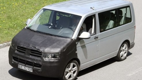 Het schoolvoorbeeld van aannemersvervoer, postbezorging en andere bedrijfsmatig gebruik is de Volkswagen Transporter. Deze T5 - als personenuitvoering bekend onder de naam Multivan - loopt mee sinds