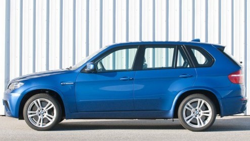 Twee van de meest krachtige en sportieve SUV's op aarde hebben een prijs gekregen. De BMW X5M en X6M met 555 pk sterke V8 staan voor respectievelijk 151.000 en 155.000 euro in de boeken. Het imposante