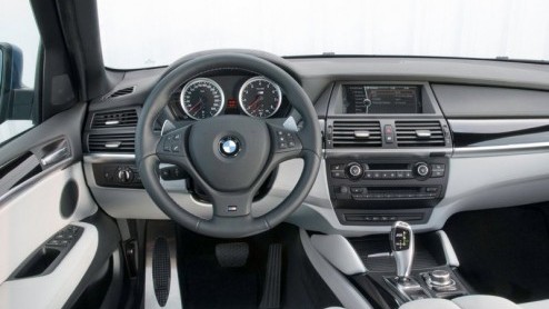 Twee van de meest krachtige en sportieve SUV's op aarde hebben een prijs gekregen. De BMW X5M en X6M met 555 pk sterke V8 staan voor respectievelijk 151.000 en 155.000 euro in de boeken. Het imposante