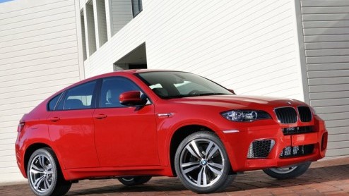 Twee van de meest krachtige en sportieve SUV's op aarde hebben een prijs gekregen. De BMW X5M en X6M met 555 pk sterke V8 staan voor respectievelijk 151.000 en 155.000 euro in de boeken. Het imposante