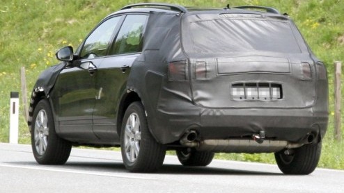 Onder deze reus met camouflage schuilt de nieuwe Volkswagen Touareg! De nieuwe generatie staat vr 2011 gepland en belooft meer ruimte te bieden, maar ook een afslankkuur te ondergaan.
