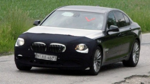 Wie zegt dat er na de M3, M5 en M6 niets meer komt? Met de X5 M en X6 M op komst is een extra opgepepte 7-serie niet eens zon slecht idee. Een gecamoufleerd prototype staat te trappelen van ongeduld.